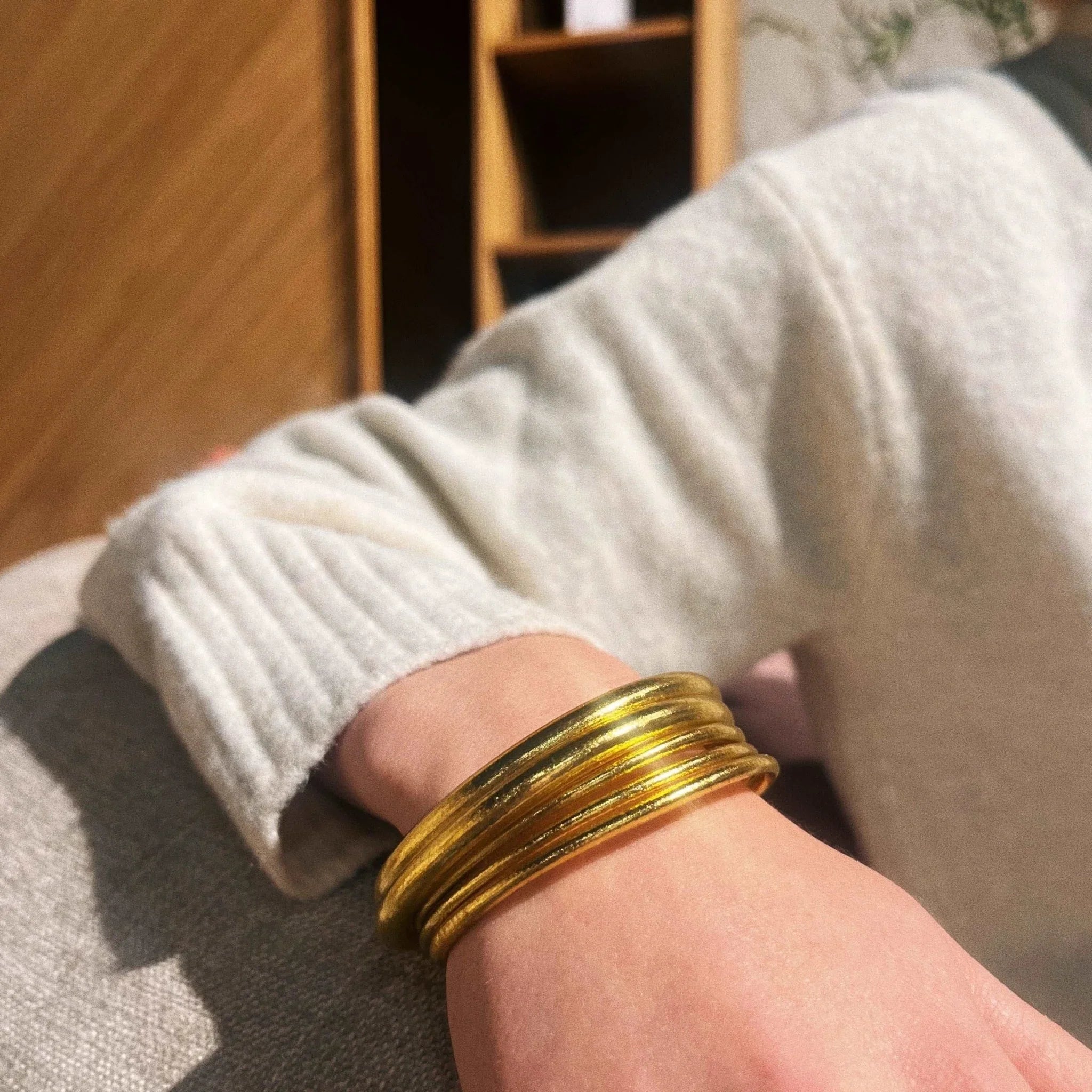 Le bracelet jonc bouddhiste : origine, symbolique et façons de le porter