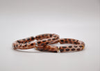 Bracelet en céramique à motif léopard marron et noir sur fond blanc