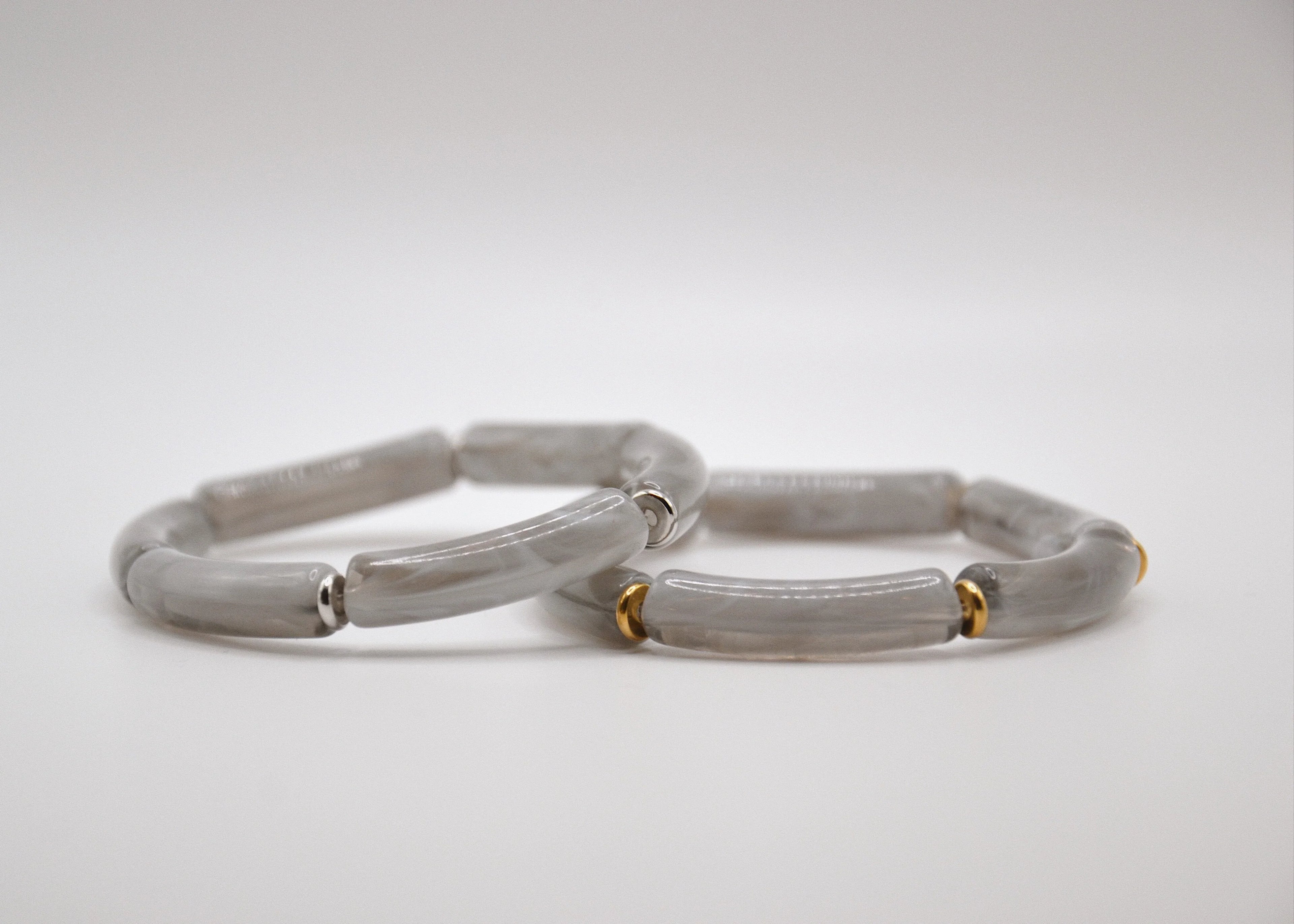 Bracelets jonc en jade gris avec accents dorés et argentés sur fond blanc, bijoux élégants