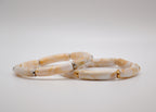 Bracelets en résine marbrée blanche et beige, fond blanc, accessoires mode élégants
