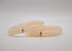 Bracelets en résine beige avec accents dorés et argentés sur fond blanc, bijoux femme tendance.