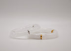 Bracelets en résine blanche, accents dorés et argentés, fond blanc minimaliste