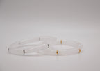 Bracelets en jade blanc translucide avec accents dorés et argentés sur fond blanc