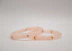 Bracelets pierres naturelles rose quartz cylindriques, connecteurs dorés et argentés, fond blanc