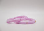 Bracelet femme rose pastel, perles tubulaires, détails dorés et argentés, fond blanc épuré